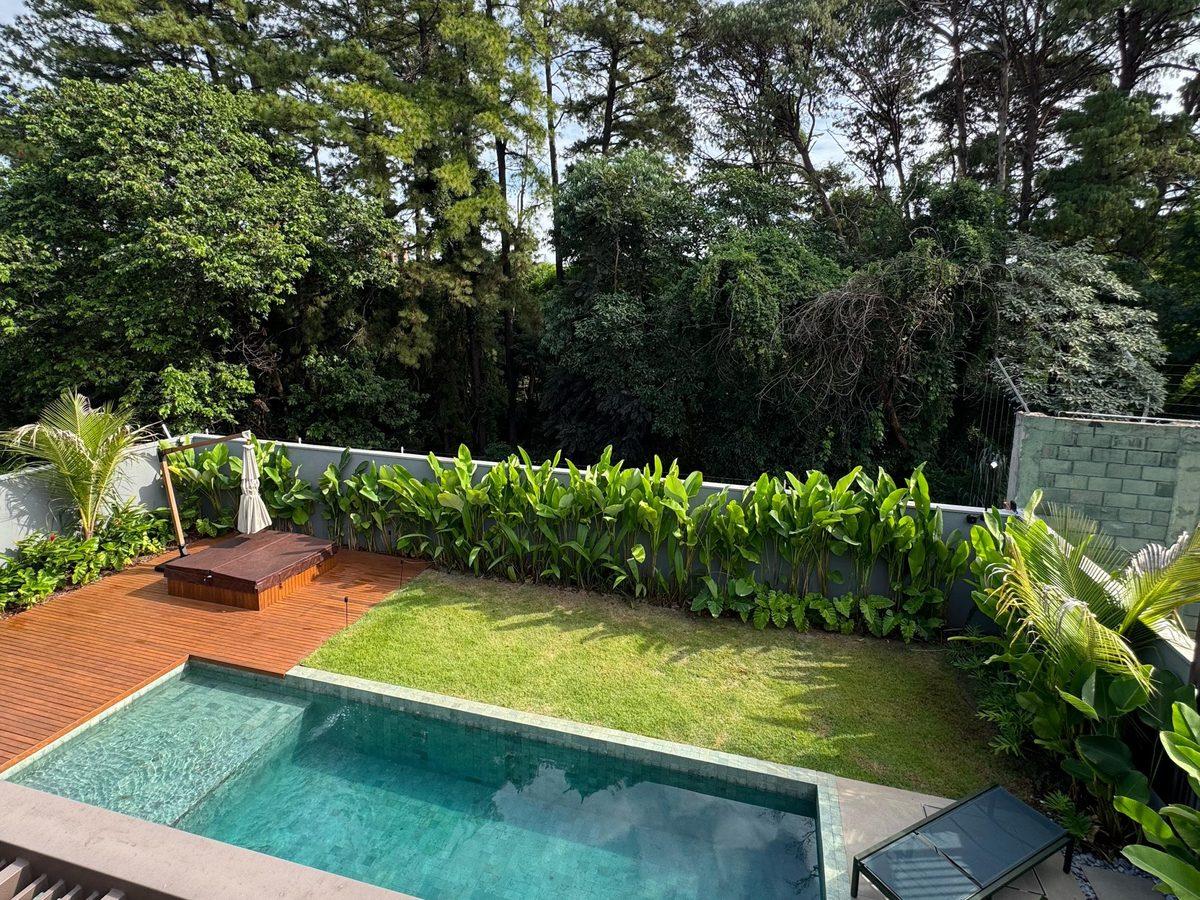 Piscina, deck de madeira e maciço tropical da Casa JF, projeto de paisagismo da Bioh em Maringá